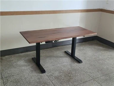 Massief houten bureau met elektrische lift